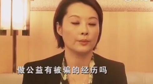 洒脱的吃瓜少女,揭秘校园里的轻松生活态度