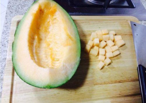 吃哈密瓜的熊,甜蜜滋味中的自然奇遇