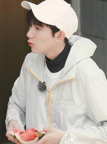 王源吃瓜图片,萌态十足引网友热议