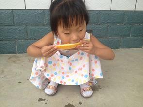 宝宝正在直播吃瓜,萌态可掬吃瓜瞬间引网友热议