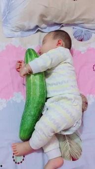 孩子喂妈吃瓜,孩子喂妈吃瓜的温馨瞬间