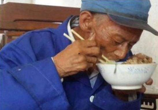 吃瓜的大爷画画视频